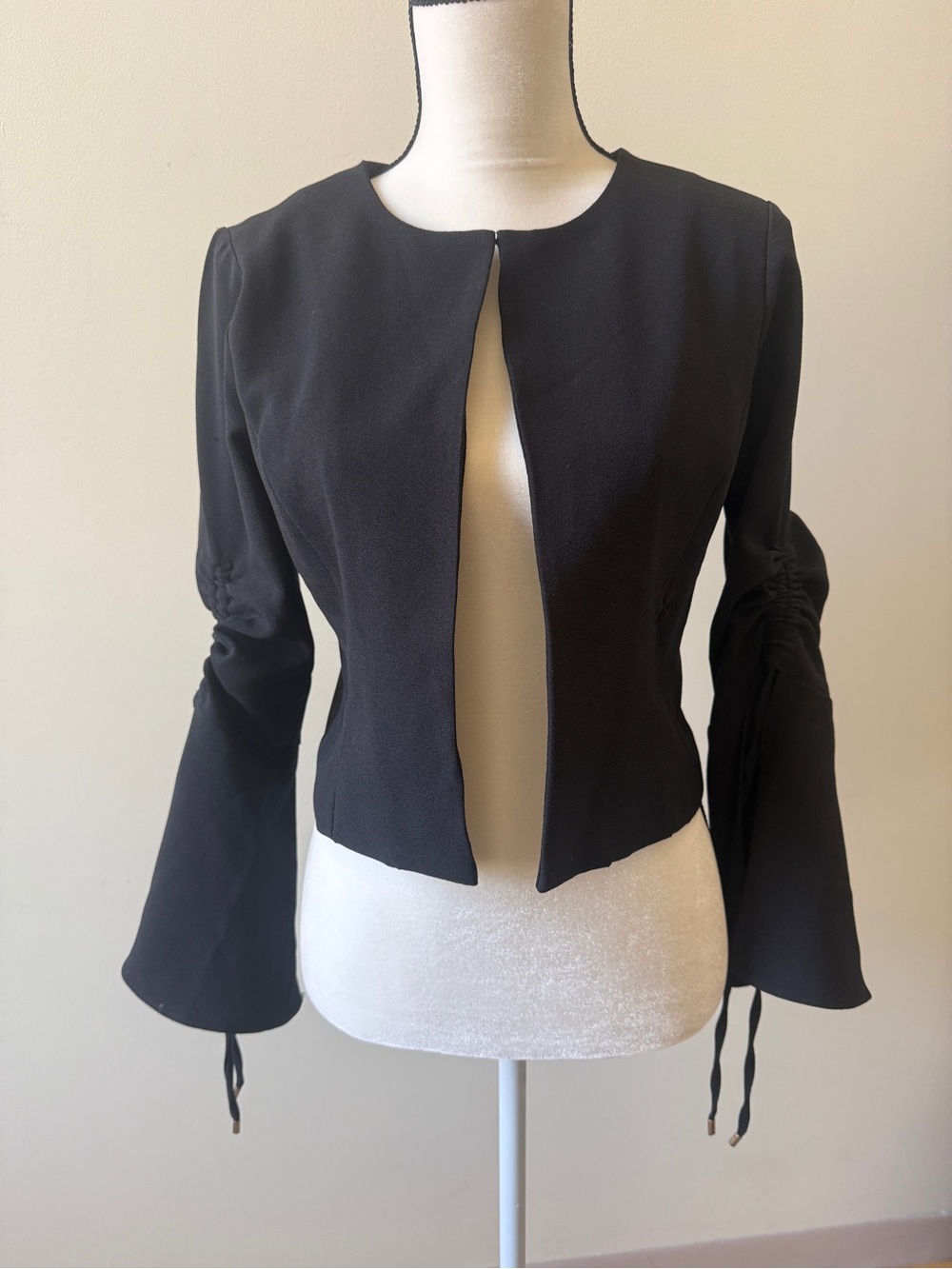 julia jordan Black Open-Front Bell Sleeve Cropped Jacket